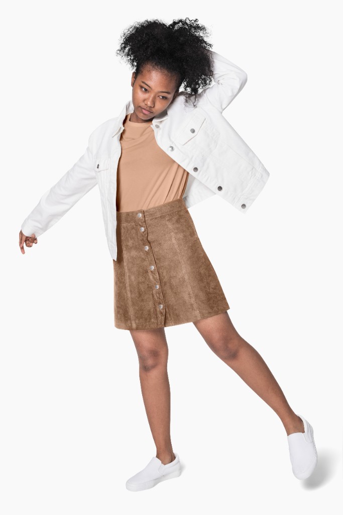 Look streetwear — fille en veste blanche